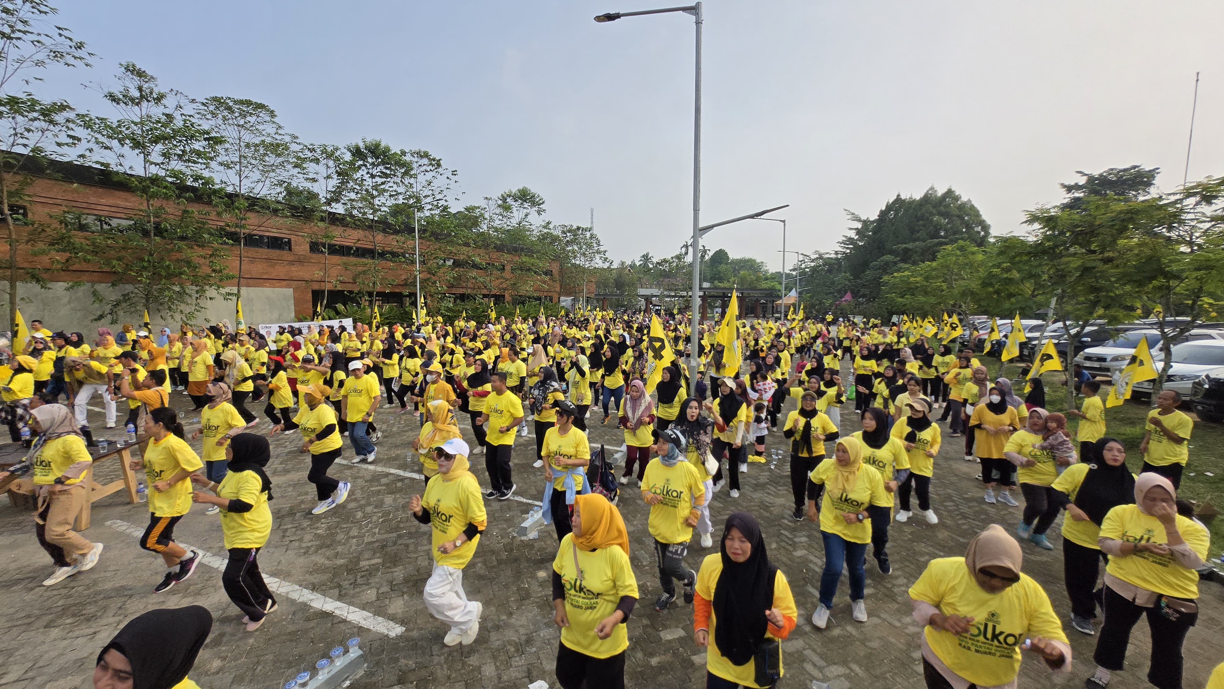 Ribuan Warga Meriahkan Senam Massal HUT ke-60 Partai Golkar di Jambi, Pecahkan Rekor MURI