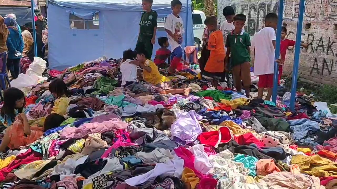 Baju Bantuan Korban Kebakaran di Kampung Legok Menumpuk di Posko, Jadi Bahan Mainan Anak-Anak