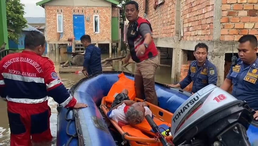 Sakit Stroke, Seorang Kakek Dievakuasi Petugas Damkartan dari Lokasi Banjir