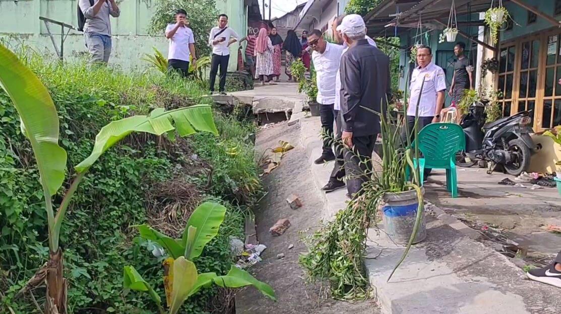 Akses Jalan di RT 14 Kelurahan Lebak Bandung Terputus Karena Longsor