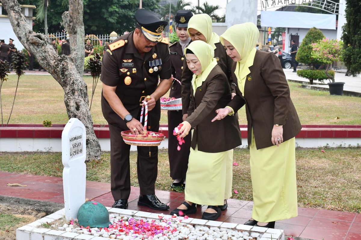 Jelang Hari Lahir Kejaksaan RI ke-81, Kejati Jambi Gelar Ziarah ke Taman Makam Pahlawan