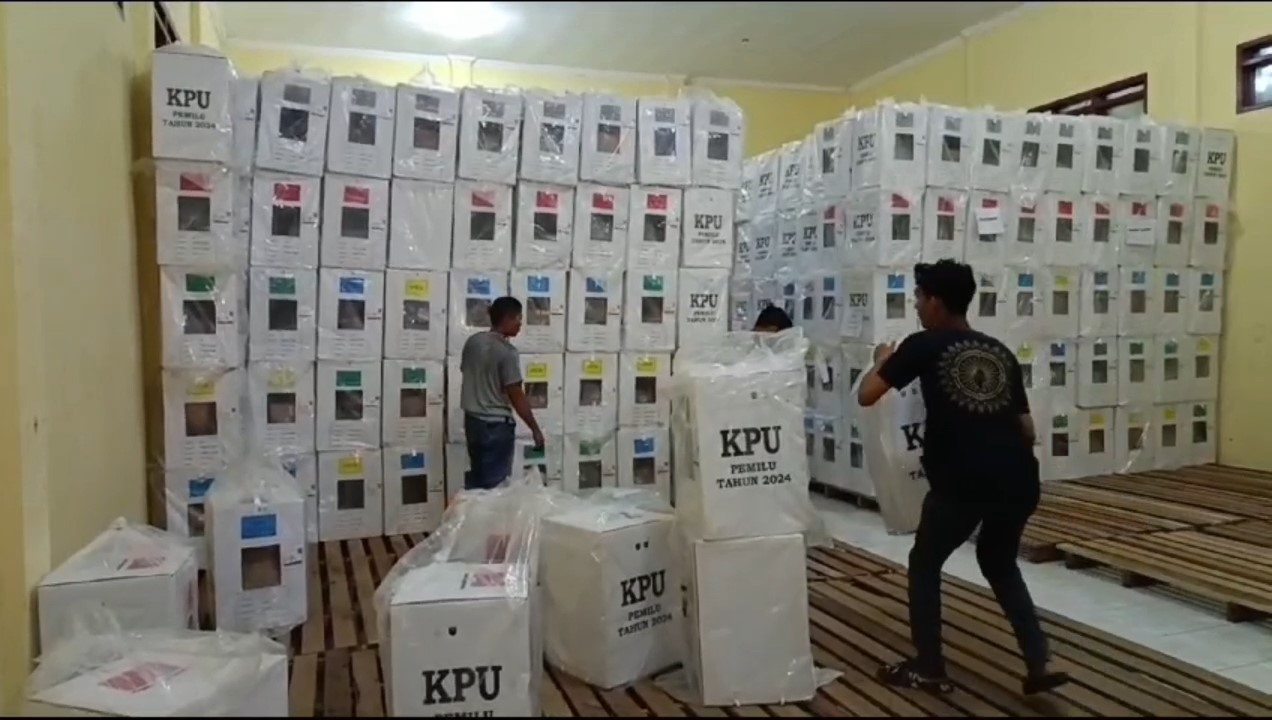 Tempuh 10 Jam Jalan Rusak, Surat Suara Hasil Pleno PPK Kumpeh Ilir Sudah Sampai KPU Muaro Jambi