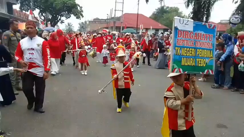 Semarak Pawai Kemerdekaan di Tebo, Ribuan Masyarakat Antusias Saksikan Pertunjukan Budaya