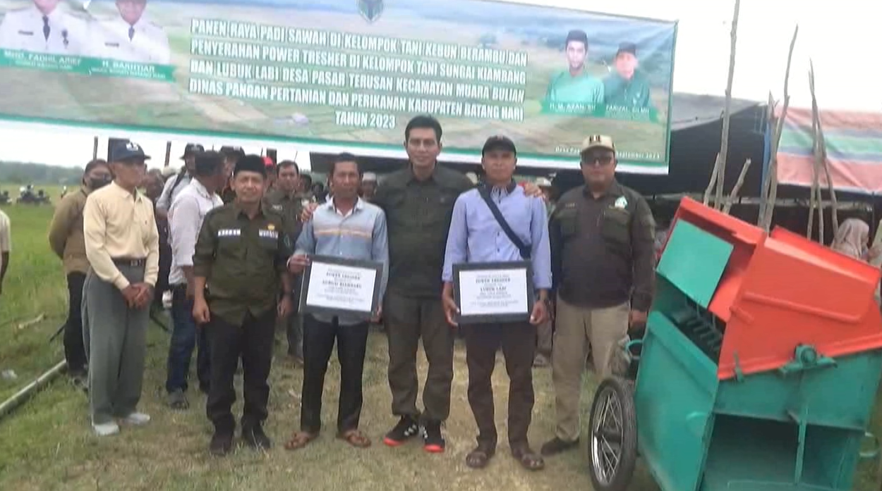 Bupati Fadhil Arief Panen Padi Bersama Petani di Desa Pasar Terusan