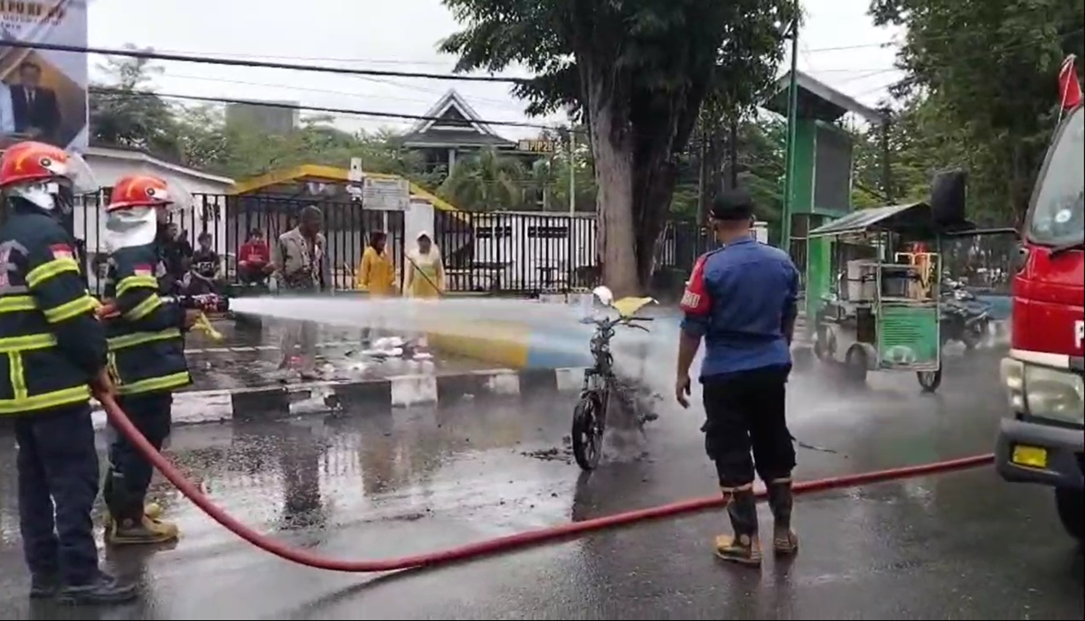 Motor Shogun Terbakar di Tugu Keris