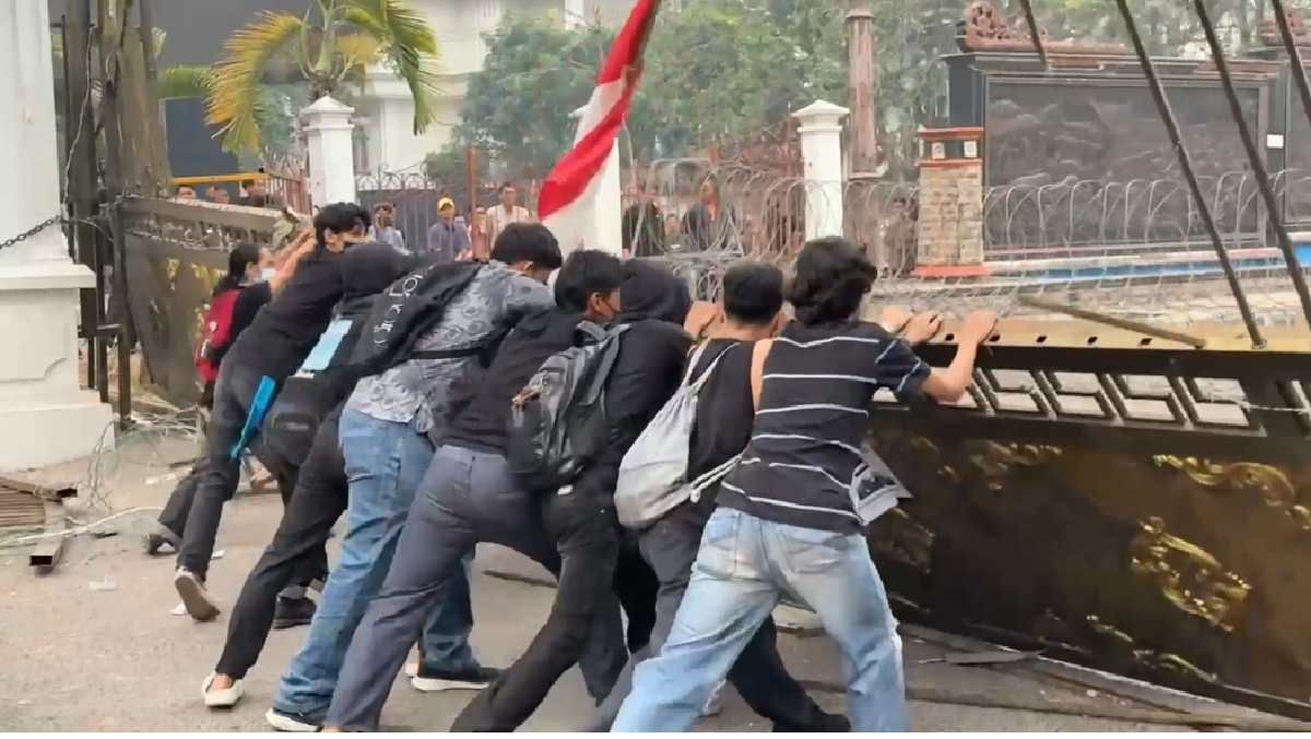 Desak Penanganan Karhutla, Massa Rusak Pagar Kantor Gubernur Jambi