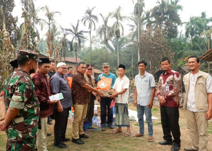 Sekda Muaro Jambi Salurkan Bantuan untuk Korban Kebakaran di Desa Tangkit