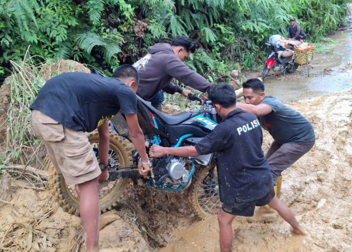 Nekat Terabas Material Longsor, Motor Seorang Warga di Sarolangun Masuk ke Jurang 