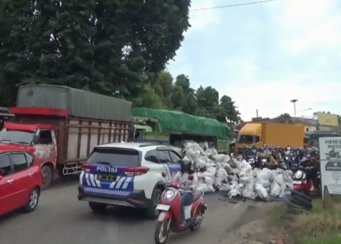 Angkut 11 Ton Arang, Truk Terguling dan Sebabkan Kemacetan di Lintas Timur Sumatra