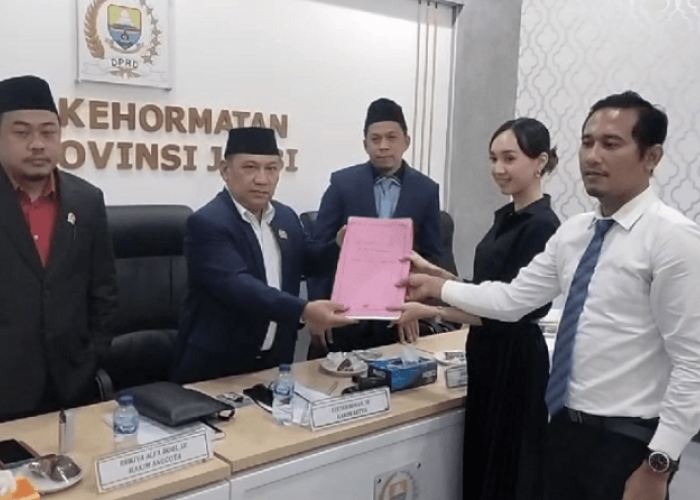 Konflik Pinto Jayanegara VS Syifa, Syifa Serahkan Barang Bukti Kepada Badan Kehormatan DPRD Provinsi Jambi