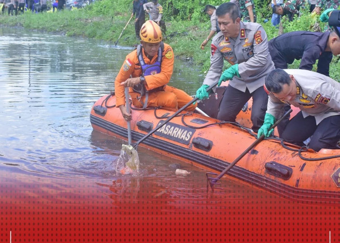 Sambut HUT RI ke-78, Kapolda Jambi Bersihkan Aliran Sungai di Kuala Tungkal