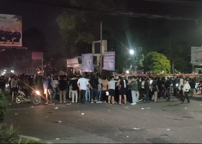 Aksi Unjuk Rasa di Jambi Memanas Hingga Larut Malam