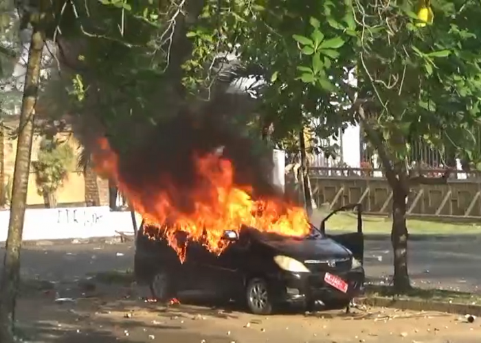 Mobil Dinas Hangus Terbakar Saat Unjuk Rasa, Damkar Evakuasi Mobil Tersebut