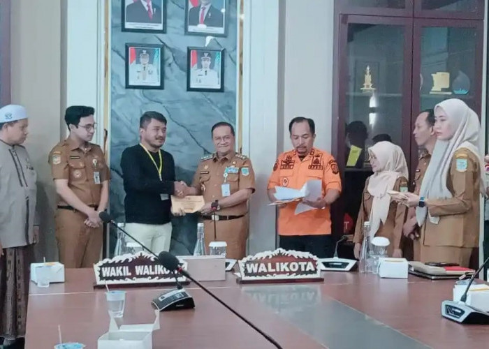 Wali Kota Maulana Serahkan Bantuan Kepada 12 Kepala Keluarga Korban Bencana