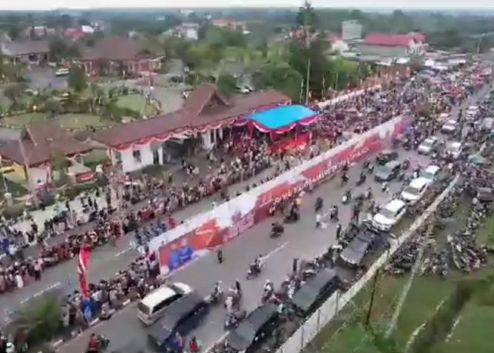 Ribuan Masyarakat Tebo Tumpah Ruah di Sepanjang Jalan Lintas Timur Sumatera