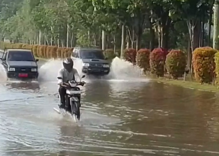 Akses Ke Kantor Bupati Tebo Terendam Akibat Drainase Tidak Berfungsi Dengan Baik