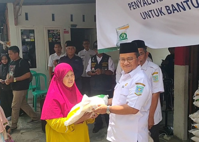 Maulana Serahkan Bantuan Beras Untuk 27.364 KPM