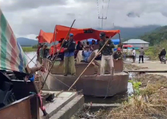 Jalan Masih Tergenang Banjir, Warga Insiatif Buat Ojek Perahu Untuk Alat Transportasi