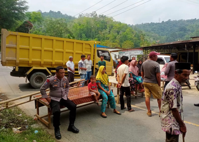 Warga Perentak Kembali Memblokir Jalan Lintas Kerinci-Bangko