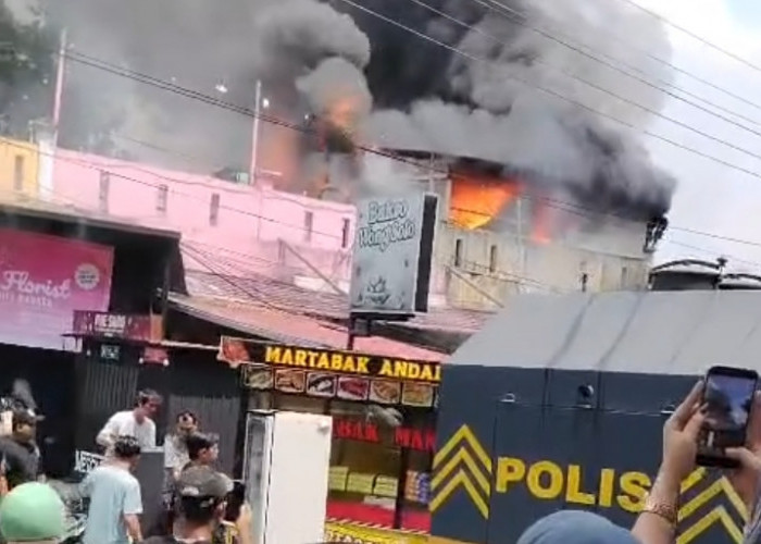 Kebakaran di Depan Eks Kantor Bupati Merangin, Water Cannon Ikut Turun Memadaman Api