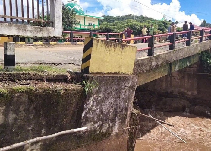 Banjir Bandang Kerinci Rusak Jembatan Tamiai Hingga Nyaris Ambruk