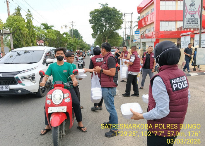Satresnarkoba Polres Bungo Berbagi Takjil untuk Masyarakat di Bulan Ramadhan