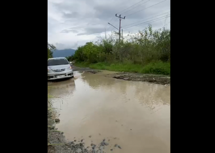 Infrastuktur Jalan Rusak Parah, Jalan Sungai Hangat Kerinci Jadi Kolam
