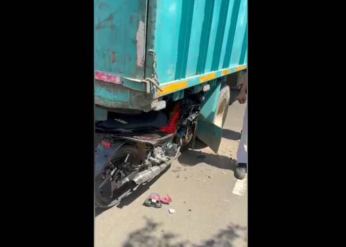 Seorang Pemotor Tewas Hantam Truk Yang Terparkir Tanpa Pengaman