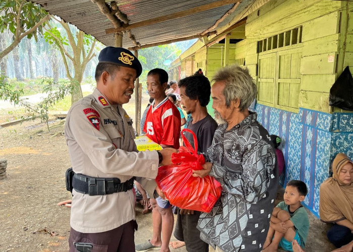 Brimob Jambi Peduli, Sambangi dan Berikan Bantuan Sosial kepada Warga SAD di Merangin