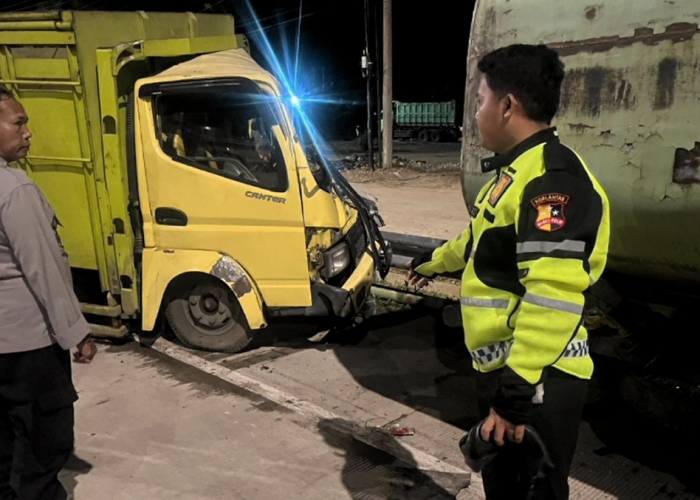 Kecelakaan Dini Hari di Jalan Jambi-Muara Bulian, Truck Hilang Kendali Hantam Kendaraan Parkir