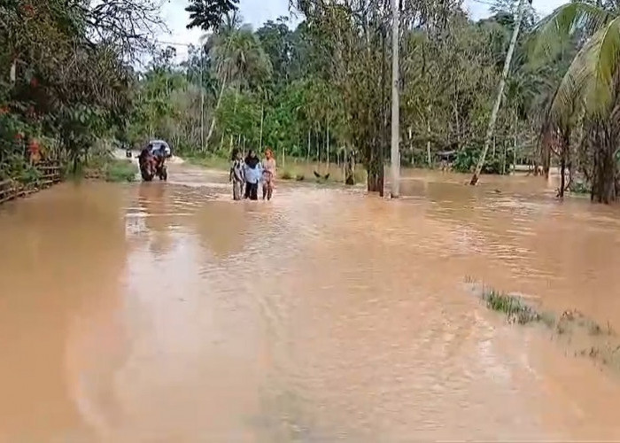 Warga Ujung Tanjung Terobos Banjir Demi Pilkada 2024