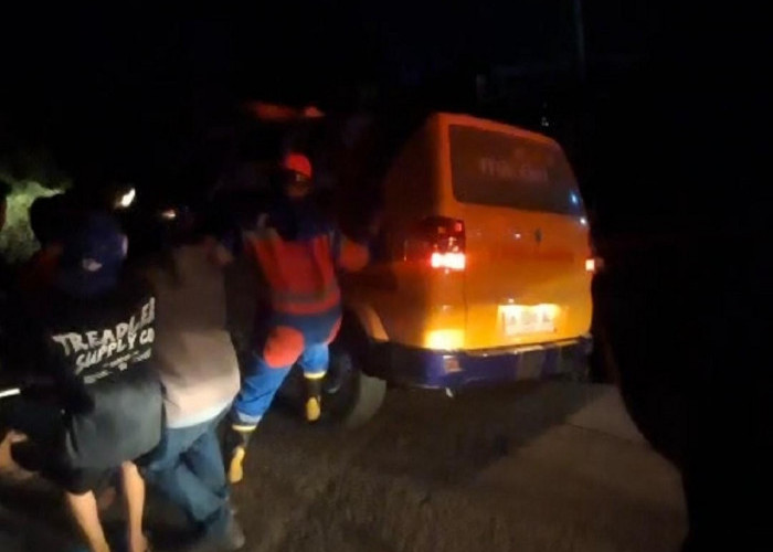 Ambulans Terperosok di Perbatasan Jambi-Muaro Jambi, Damkar Gerak 3 Menit, Evakuasi Tuntas 1 Jam