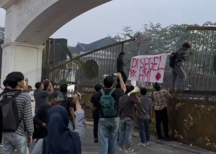 Demo Kabut Asap Memanas, Massa Aksi Terobos Pagar Kantor Gubernur Jambi