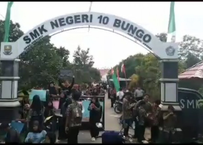 Aksi Siswa SMKN 10 Bungo Mogok Belajar, Tutup Pagar Sekolah Larang Guru Mengajar