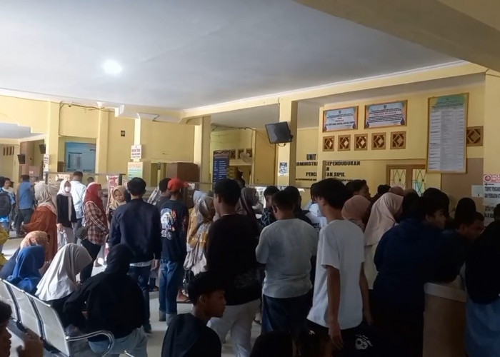 Jelang Hari Pencoblosan, Kantor Dukcapil Sarolangun Diserbu Warga yang Mengurus E-KTP atau SUKET