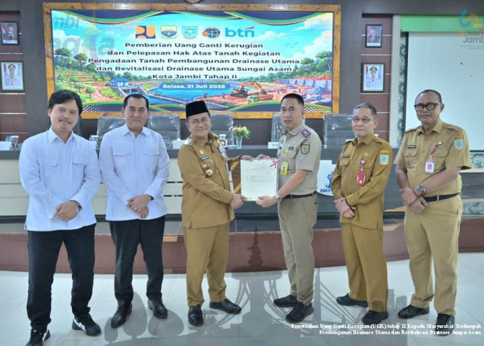 Wali Kota Jambi Serahkan Uang Ganti Kerugian Kepada Pemilik 19 NIS Terdampak Pengerjaan Kolam Retensi
