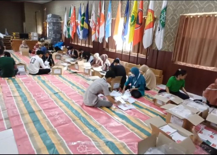 KPU Muaro Jambi Libatkan Puluhan Warga Untuk Lipat 320 Ribu Surat Suara Pilpres 2024