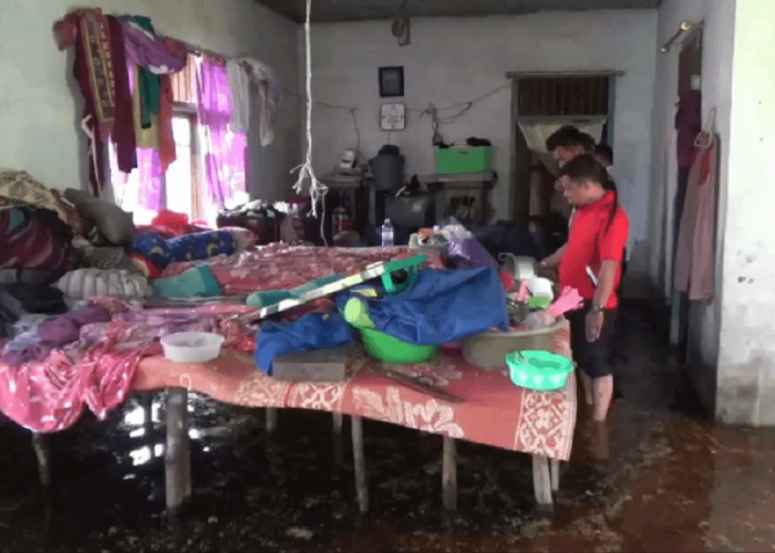 Bertahan di Tengah Banjir, Warga Seponjen Dirikan ‘Amben-Amben’ di Dalam Rumah Yang Digenangi Banjir