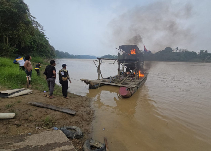 Tim Opsnal Satreskrim Polres Tebo Tangkap Penambang dan Bakar Rakit Dompeng Sungai