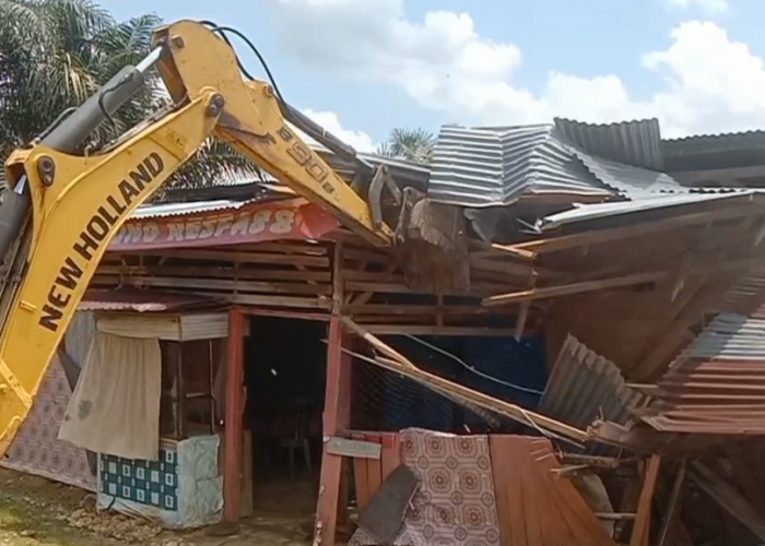 11 Rumah Diduga Tempat Prostitusi Di Merangin Diratakan Oleh Petugas