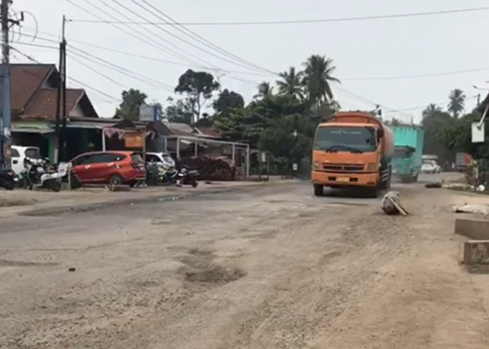 Warga Muara Bulian Keluhkan Kerusakan Jalan Lintas Sumatera