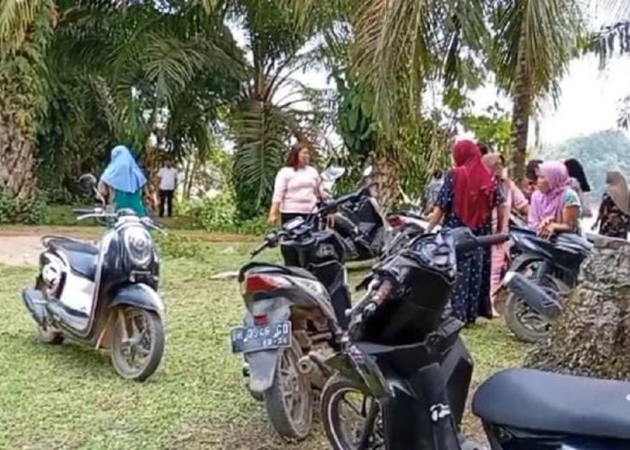 Emak - emak Desa Teluk Langkap Tolak Kedatangan Personel Polres Tebo