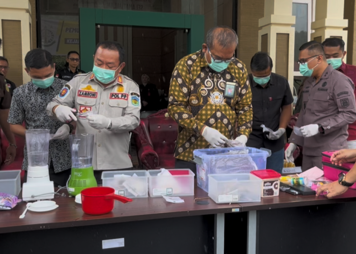 Kejari Sungai Penuh Musnahkan Barang Bukti 19 Perkara Tindak Pidana