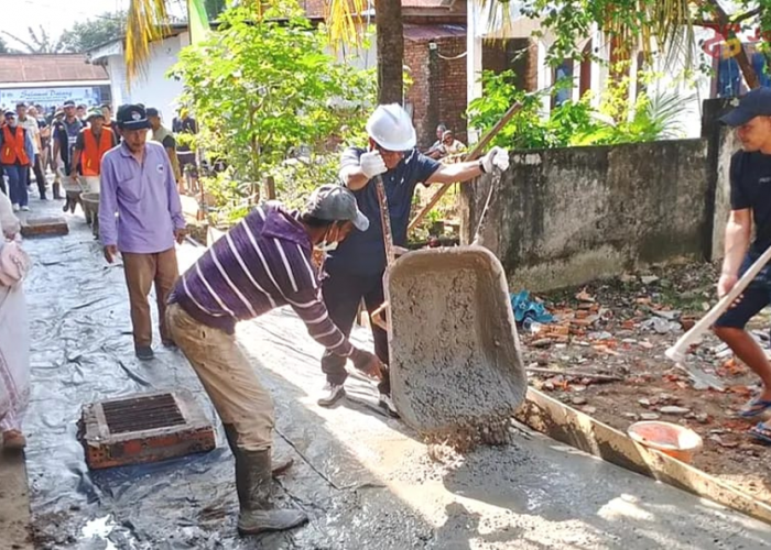 Gotong Royong Bersama Warga, Wali Kota Maulana Serahkan Kebermanfaatan Program Kampung Bahagia