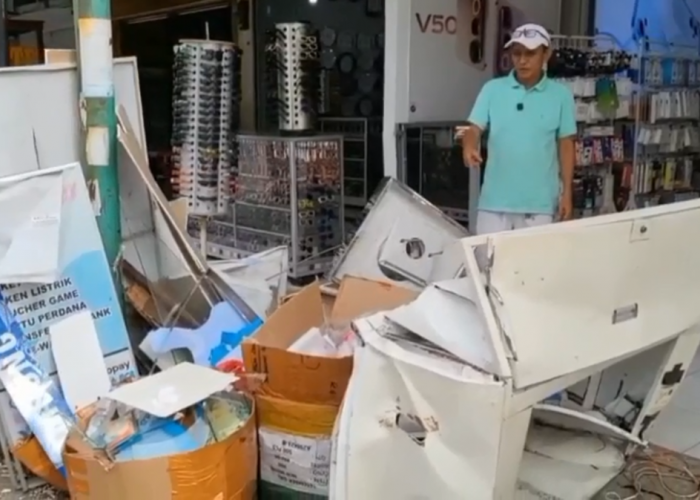 Mini Bus Sempat Senggol Mobil Sebelum Tabrak Konter Hp