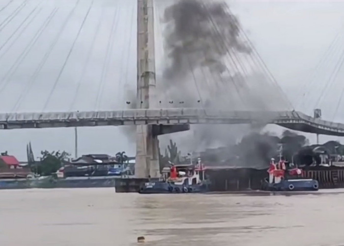 Viral Kapal Tongkang Bermuatan Batu Bara Tabrak Jembatan Gentala Arasy