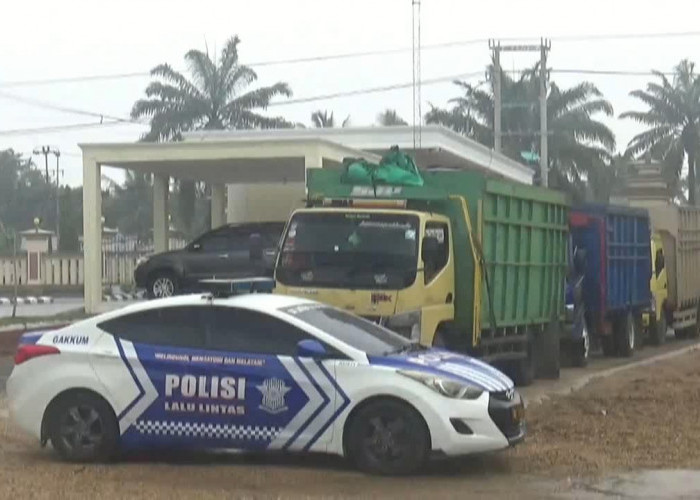 Sudah Jelas Dilarang, 3 Truk Batu Bara Nekat Beroperasi dan Berujung Ditahan Polisi