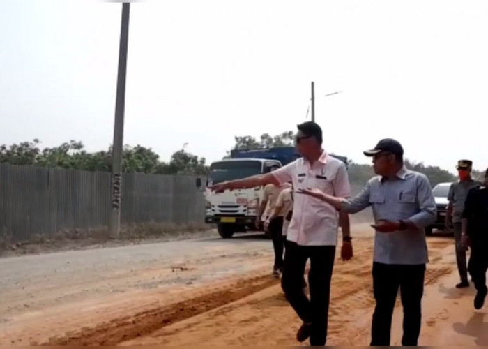 PJ Bupati Bachyuni Deliansyah Tinjau Pembangunan Jalan dan Pembangunan Rumah Adat