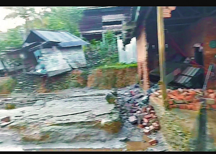 Ganasnya Banjir Bandang Di Batang Asai, 2 unit Rumah Hancur jembatan Gantung Putus 
