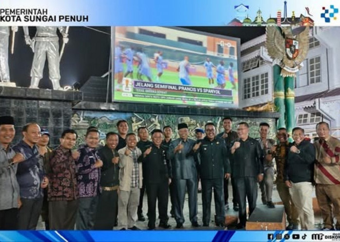 Wako Alfin Bersama Wawako Azhar Hamzah Nobar Piala Dunia Bersama Warga di Tugu 17